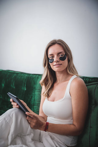 Wake Up Charcoal + Hyaluronic Acid Eye Mask