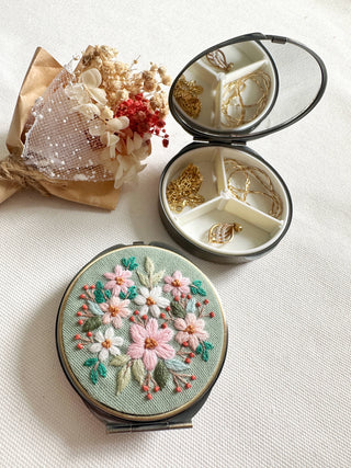 Floral Embroidered Round Jewelry Box With Mirror
Success: 1. Full Flowers