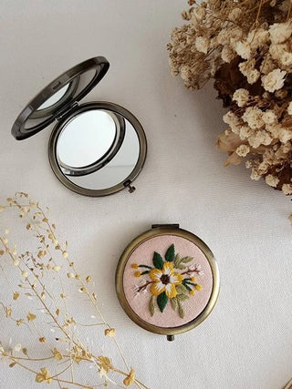 Floral Embroidered Compact Mirror, Collection Sophia: 1. Three flowers