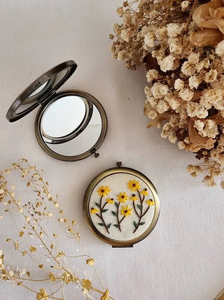 Floral Embroidered Compact Mirror, Collection Sophia: 3. Yellow daisies
